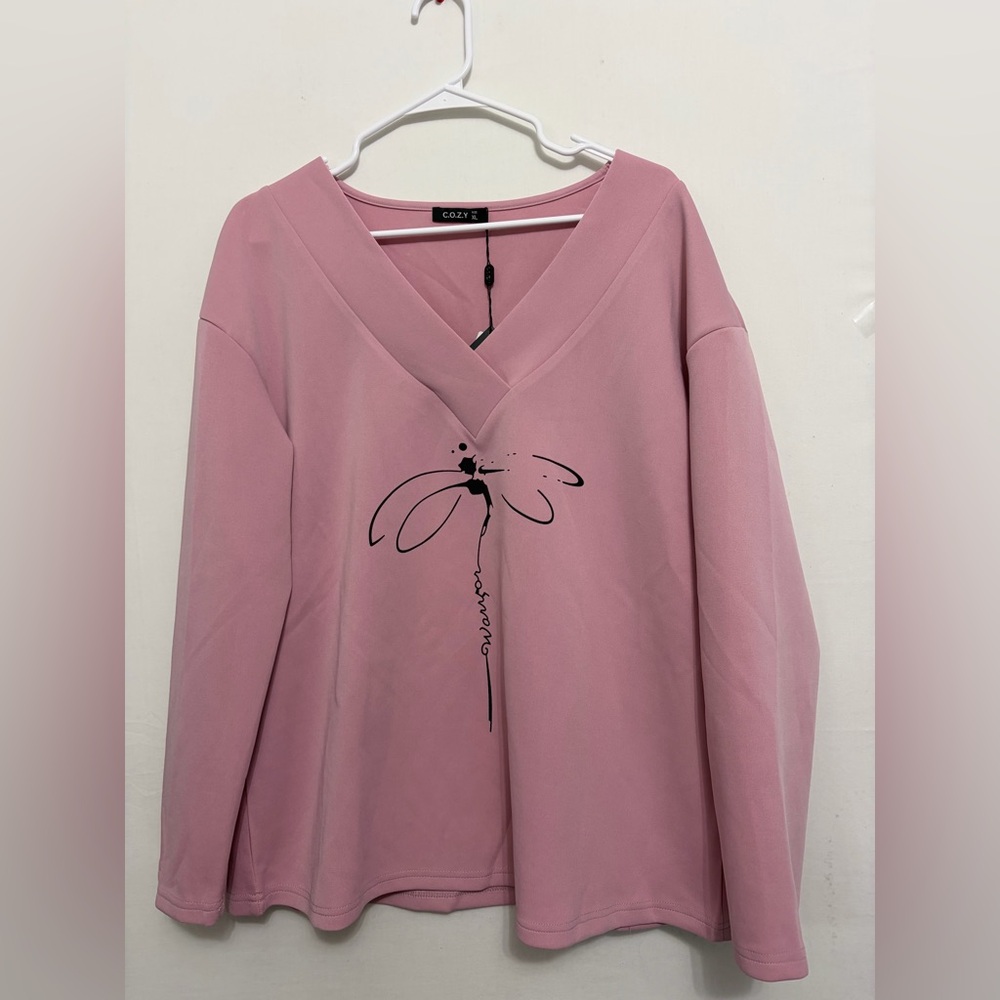 COZY women’s XL Pink V-Neck Dragonfly Graphic Top NWT (A432)✨